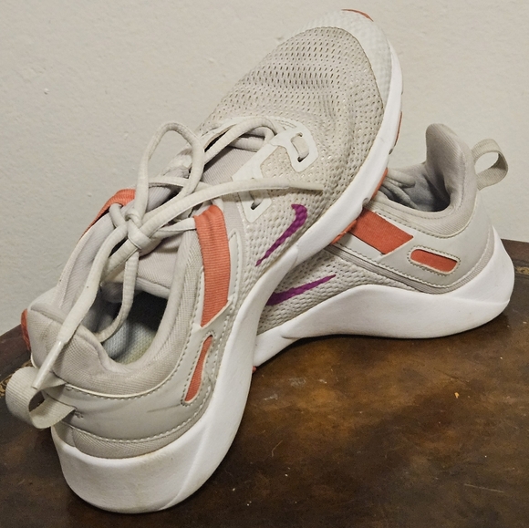 Nike Women's Legend Essential Vast Grey Fire Pink Size 6.5 CD0212 005 - Picture 8 of 10